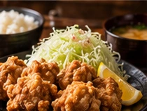 唐揚げとごはん、味噌汁の定食